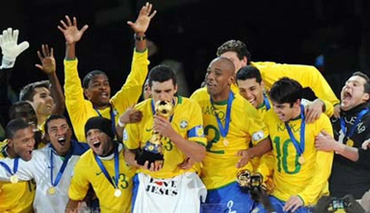 Selebrasi para pemain Brasil bersama trofi setelah mengalahkan AS dalam partai final Piala Konfederasi pada 28 Juni 2009 di Stadion Ellis Park, Johannesburg. Brazil won 3-2. AFP PHOTO/ALEXANDER JOE