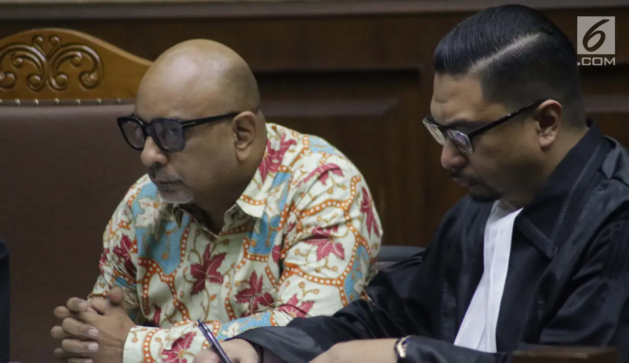 Terdakwa perantara suap mantan Direktur Produksi dan Teknologi Krakatau Steel terkait persetujuan pengadaan dua unit boiler berkapasitas 35 ton, Kurnia Alexander Muskitta (kiri) saat menjalani sidang lanjutan di Pengadilan Tipikor, Jakarta, Rabu (28/8/2019). (Liputan6.com/Helmi Fithriansyah)