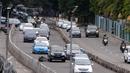 Kendaraan melintas di kawasan Sudirman, Jakarta, (15/5). Wacana Tersebut usai dihapusnya sistem three in one mulai 16 Mei 2016 dan menunggu berlakunya sistem Electronic Road Pricing (ERP) yang baru terlaksana pada 2017. (Liputan6.com/Helmi Afandi)