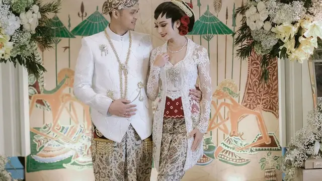 Potret Karina Nadila menikah kenakan baju adat Jawa