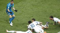 Para pemain Rusia menghampiri kiper, Igor Akinfeev (kiri) usai menahan tendangan penalti pemain Spanyol pada laga 16 besar Piala Dunia 2018 di  Luzhniki Stadium, Moskow, Rusia, (1/7/2018). Rusia menang penalti atas Spanyol Spain 4-3. (AP/David Vincent)