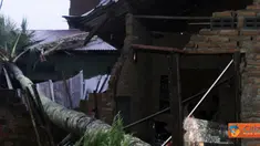 Citizen6, Delitua: Puluhan rumah yang diterpa angin puting beliung terparah terjadi di Jalan Pamah, Kelurahan Delitua Barat, Kecamatan Delitua. Selain itu terletak di Gang Bunga, Gang Djafar, Gang Sawah dan beberapa rumah lainnya. (Pengirim: M. Ali S)