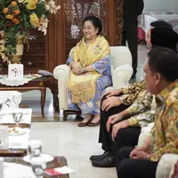 Suasana pertemuan di kediamaan Megawati,  Jakarta, Rabu (8/3). Dalam pertemuan itu, kedua tokoh negara membahas mengenai sejarah Presiden RI pertama Soekarno yang memiliki hubungan baik dengan Afsel. (Liputan6.com/Faizal Fanani)