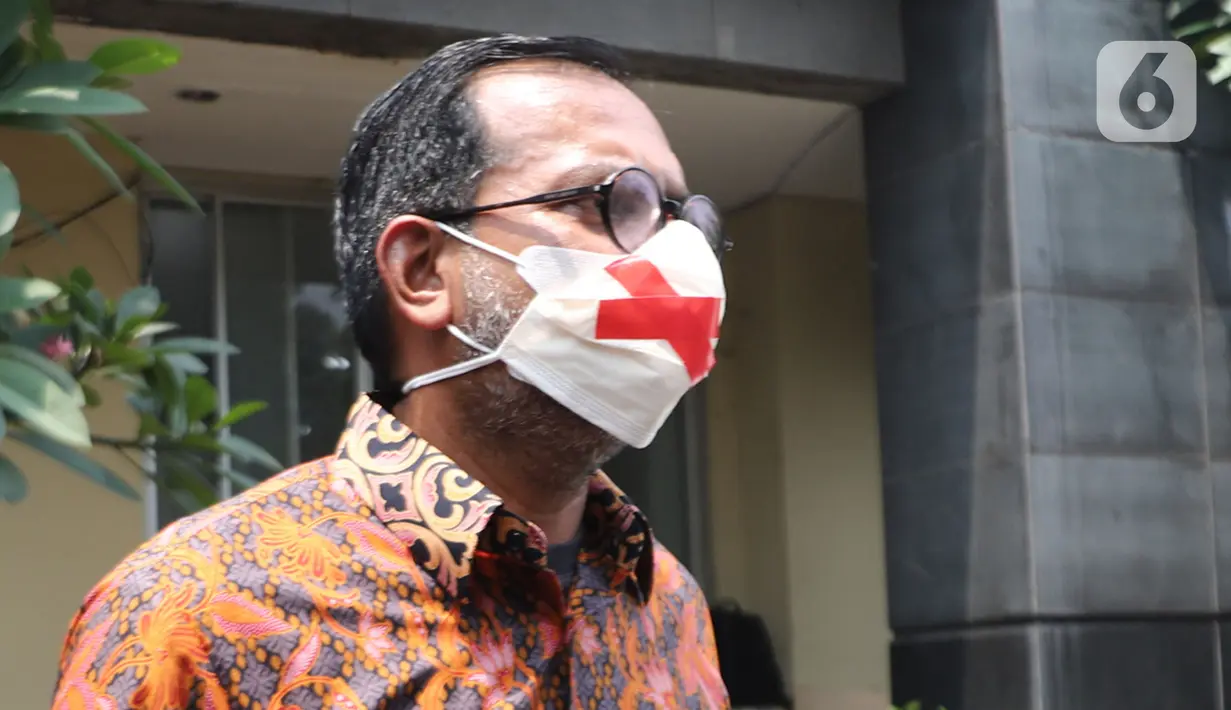 Direktur Lokataru Haris Azhar bersiap meninggalkan Polda Metro Jaya, Jakarta, Kamis (21/10/2021). Haris Azhar memenuhi panggilan mediasi berkaitan dengan dugaan pencemaran nama baik yang dilaporkan Menko Bidang Kemaritiman dan Investasi Luhut Binsar Pandjaitan. (Liputan6.com/Herman Zakharia)