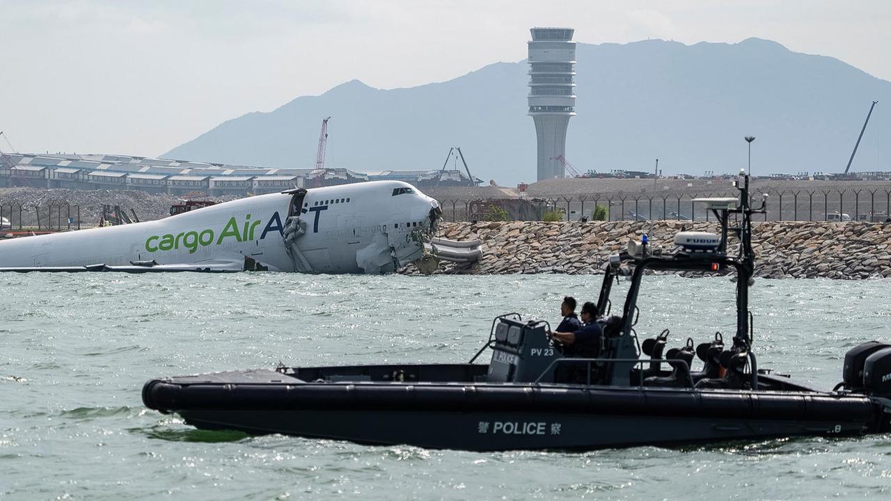 FOTO: Pesawat Kargo Tergelincir ke Laut di Bandara Hong Kong, Dua Tewas