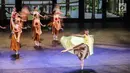 Pebalet Namarina Youth Dance (NYD) mementaskan karya bertajuk Anantari di Teater Jakarta, Taman Ismail Marzuki, Jakarta, Jumat (23/11). Anantari mengisahkan perjalanan seorang gadis ke seluruh dunia. (Liputan6.com/Fery Pradolo)