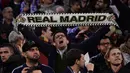 Ekspresi suporter Real Madrid saat mendukung timnya melawan Napoli pada laga 16 besar Liga Champions di Santiago Bernabeu stadium, Madrid (15/2/2017). Madrid menang 3-1. (AFP/Pierre-Philippe Marcou)