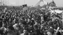 Iring-iringan pemimpin spiritual Iran, Ayatollah Khomeini berada di antara kerumunan pendukungnya dekat Bandara di Teheran, Iran. 1 Februari 1979. Rezim kerajaan Iran di bawah Shah runtuh pada 11 Februari 1979. (AP Photo/TA, File)