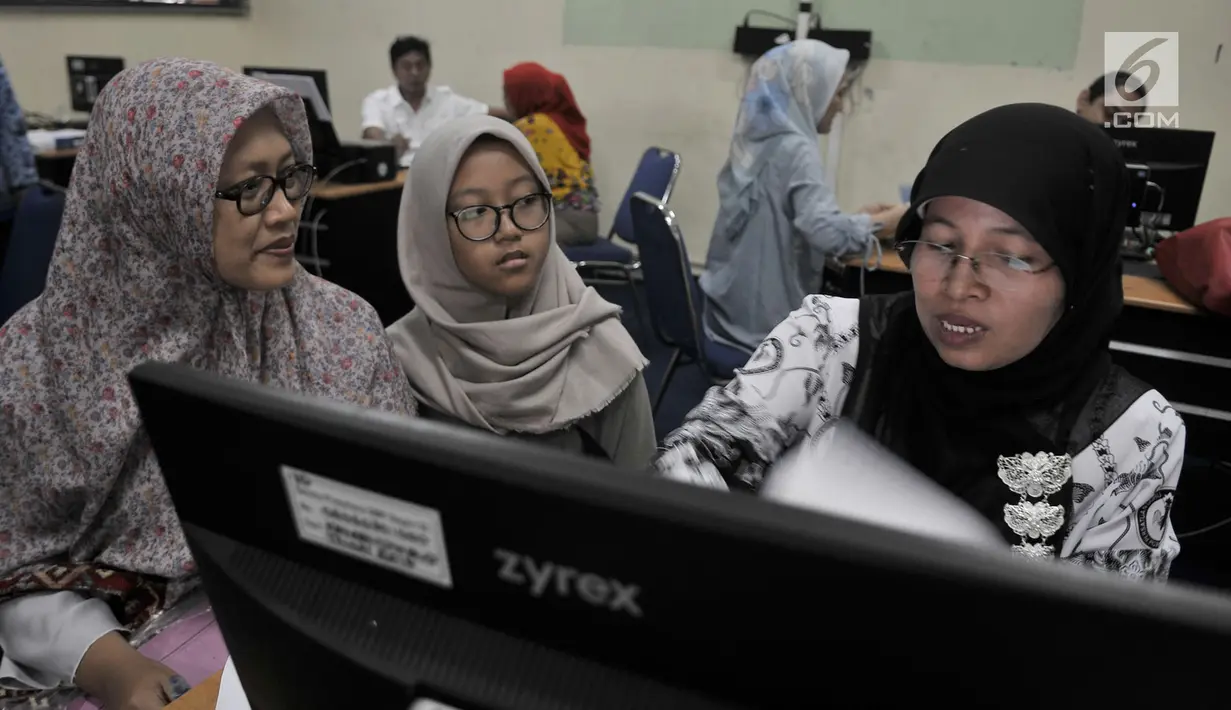 Orang tua calon siswa Sekolah Menengah Pertama (SMP) mendampangi anaknya saat mengurus Penerimaan Peserta Didik Baru (PPDB) di SMP Negeri 92, Jakarta, Senin (25/6). (Merdeka.com/Iqbal S Nugroho)