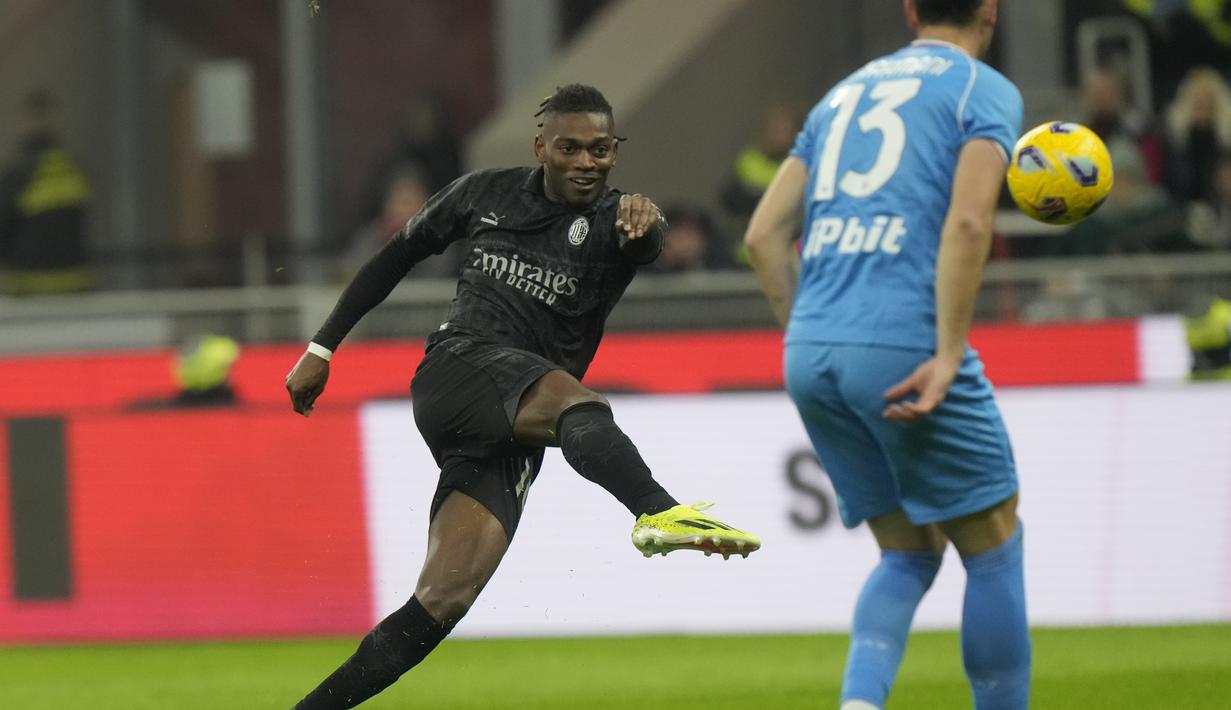 Pemain AC Milan, Rafael Leao, melepaskan tendangan saat melawan Napoli pada laga pekan ke-24 Serie A 2023/2024 di San Siro, Senin (12/2/2024). (AP Photo/Luca Bruno)
