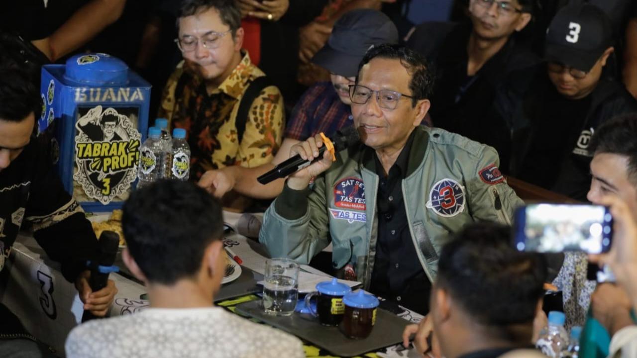 Mahfud menjelaskan, dirinya menjaga sikap Prabowo saat berkunjung ke daerah-daerah.&nbsp;