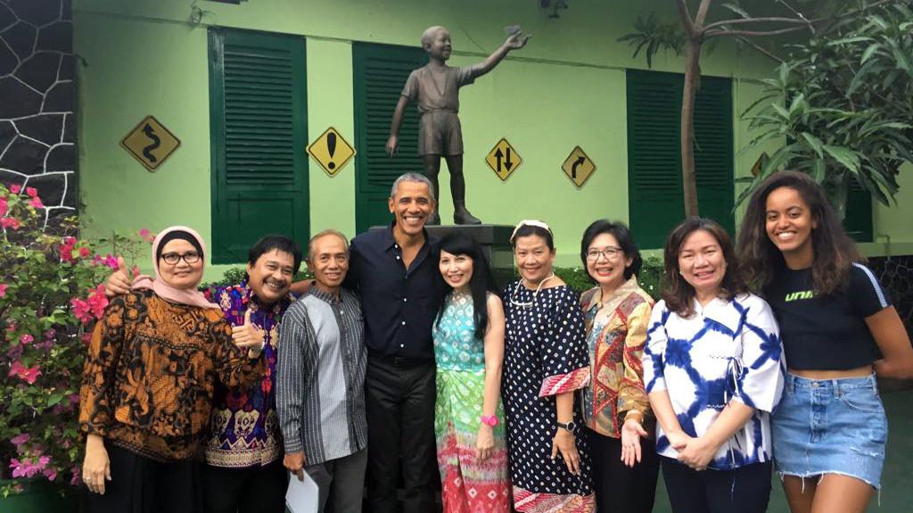 Barack Obama berfoto bersama guru dan teman-teman sekolahnya di depan Patung Obama kecil saat bernostalgia ke SDN Menteng 01 Jakarta. (Dokumentasi SDN Menteng 01 Jakarta)