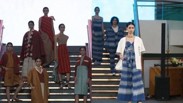 Tobatenun buat koleksi couture pertama memperingati Hati Ulos Nasional 17 Oktober 2022.