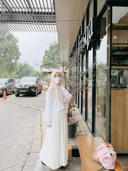 Simple tapi stylish, ia kini memadukan crop top, pleats skirt, dan hijab segi empat.