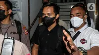 Ajudan Irjen Pol Ferdy Sambo, Bhayangkara Dua Richard Eliezer Pudihang Lumiu atau Bharada E (baju hitam) berjalan keluar usai pemeriksaan di Kantor Komnas HAM, Jakarta, Selasa (26/7/2022). Bharada E  dimintai keterangan terkait tewasnya Brigadir J alias Nofriansyah Yosua Hutabarat. (Liputan6.com/Johan Tallo)