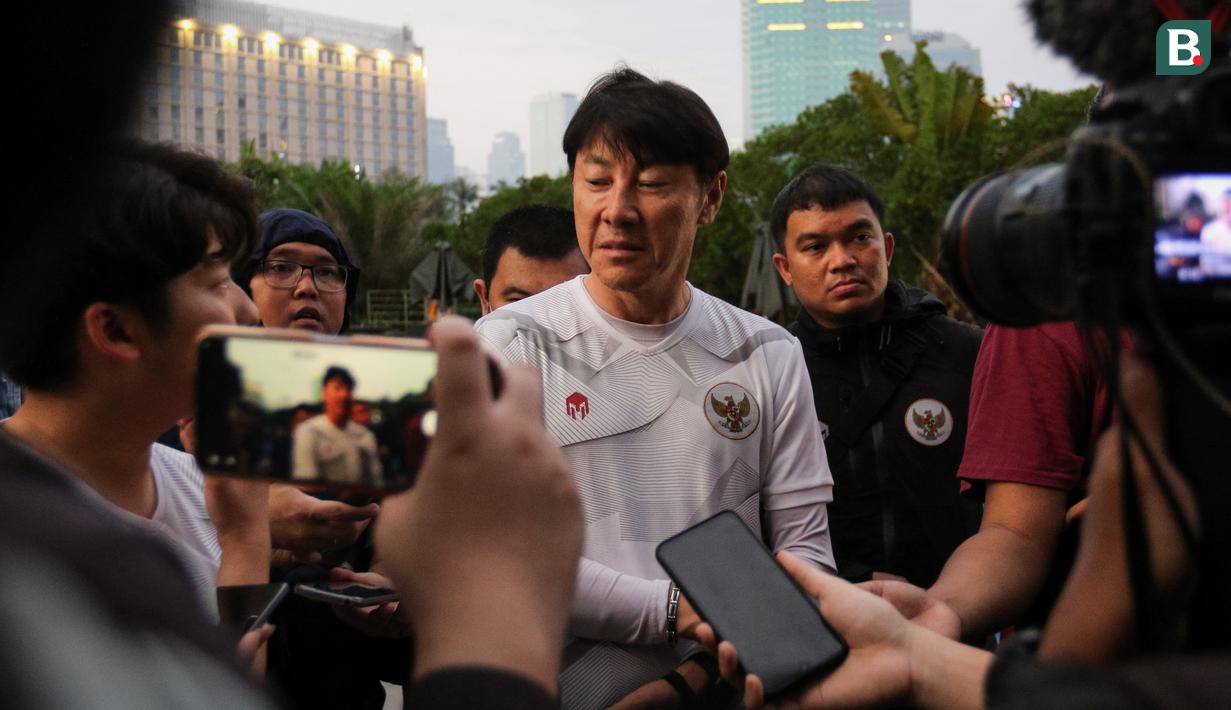 Pelatih Timnas Indonesia, Shin Tae-yong pun menanggapi batalnya latihan perdana tersebut sebagai hal yang memalukan. Skuat Timnas Indonesia batal latihan hanya gara-gara lapangan belum terbooking dan masih dipakai oleh penyewa lain. (Bola.com/Bagaskara Lazuardi)