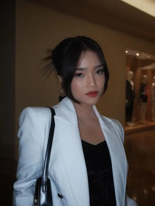 Fuji kemudian melengkapi penampilannya dengan pulasan makeup flawless yang berfokus pada aplikasi lipstik merah di bibirnya.  [@fuji_an].