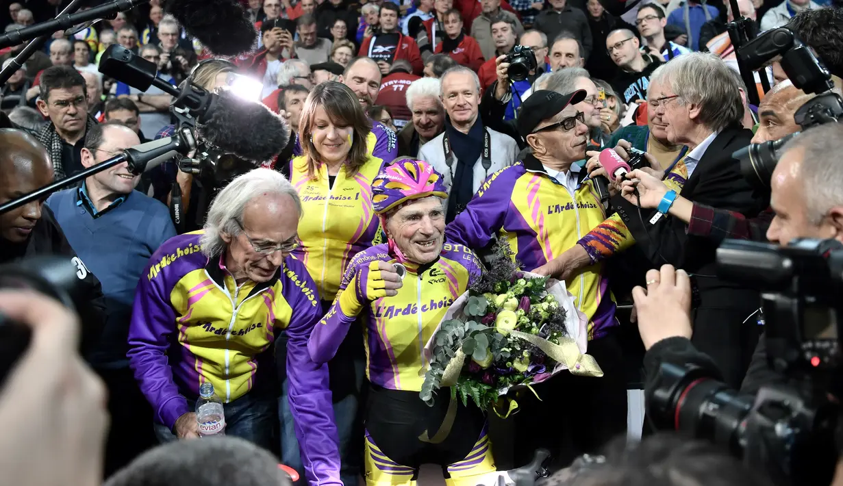 Pesepeda asal Perancis, Robert Marchand ( 105 tahun), merayakan pemecahan rekornya dengan jarak 22.5 km di Saint-Quentin-en-Yvelines, dekat Paris, Rabu (4/1). Marchand menorehkan rekor di kategori usia lebih dari 105 tahun. (PHILIPPE LOPEZ/AFP)