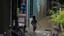 Banjir terjadi akibat intensitas hujan yang tinggi pada siang hari hingga sore dan malam di kawasan Depok, Jawa Barat. (merdeka.om/Imam Buhori)