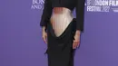 Taylor Russell berpose untuk para fotografer setibanya di pemutaran perdana film 'Bones and All' dalam Festival Film London BFI 2022 di London, Sabtu, 8 Oktober 2022. Di film ini, Taylor berperan sebagai kekasih kanibalisme Lee dan Maren Yearly yang memulai perjalanan melintasi Amerika era Reagan. (Photo by Scott Garfitt/Invision/AP)