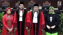 Ketua MK terpilih Anwar Usman (kedua kiri) dan Wakil Ketua terpilih Aswanto (kedua kanan) berpose bersama istri usai acara pengucapan sumpah jabatan Ketua dan Wakil Ketua MK di gedung MK, Jakarta, Senin (2/4). (Liputan6.com/Immanuel Antonius)