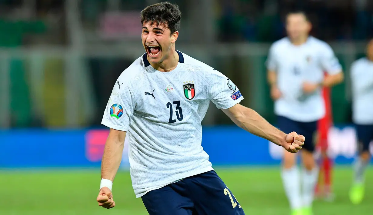 Pemain timnas Italia, Riccardo Orsolini merayakan gol kedelapan untuk timnya yang dicetak ke gawang Armenia pada laga penyisihan Grup J Kualifikasi Piala Eropa 2020 di Stadion Renzo Barbera, Palermo, Senin (18/11/2019). Timnas Italia berpesta gol dengan skor telak 9-1. (ANSA via AP)