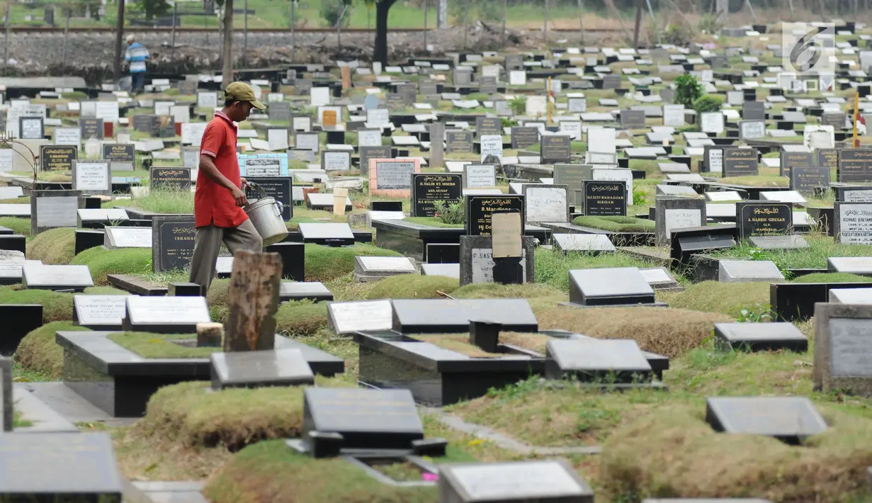  Petugas melintas di antara makam di TPU Tanah Kusir, Jakarta, Selasa (29/8). Sudin Kehutanan DKI Jakarta berencana memperluas area TPU Tanah Kusir. Perluasan dilakukan karena kebutuhan lahan pemakaman sangat tinggi. (Liputan6.com/Helmi Fithriansyah)
