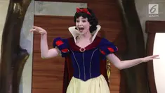 Karakter Putri Salju atau Snow White dalam acara "Dream Big, Princess" di Lippo Mall Puri, Jakarta, Kamis (5/7). Dua karakter Disney Princess, Snow White dan Ariel hadir untuk pertama kalinya di Indonesia. (Liputan6.com/Arya Manggala)