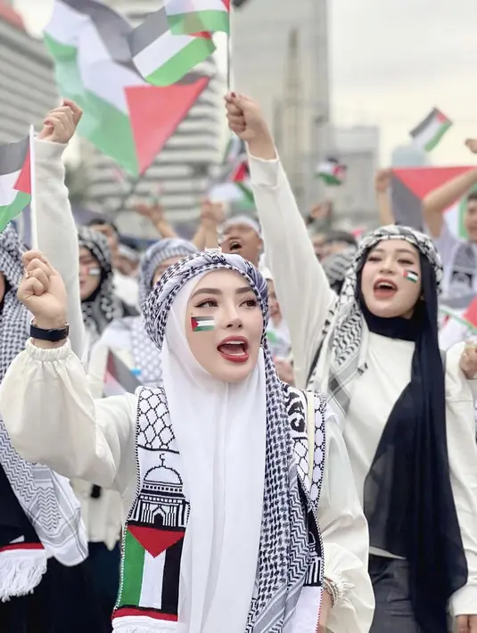 Ia begitu vocal melalu outfit yang dikenakannya. Ragam atribut membuat statement yang menuai pujian. [Instagram/ ShellaSaukia]