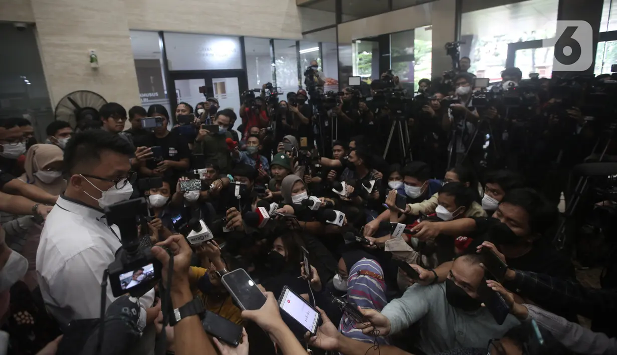 Ketua tim dokter forensik autopsi ulang jenazah Brigadir J yang juga Ketua Umum Perhimpunan Dokter Forensik Indonesia (PDFI) Ade Firmansyah Sugiharto memberikan keterangan saat konferensi pers di Bareskrim Mabes Polri, Jakarta, Senin (22/8/2022). Dalam keterangan tersebut, Ade menyampaikan bahwa hasil autopsi ulang terhadap tubuh Brigadir Nofriansyah Yosua Hutabarat atau Brigadir J tidak terdapat luka penyiksaan selain luka akibat tembakan senjata api. (Liputan6.com/Faizal Fanani)