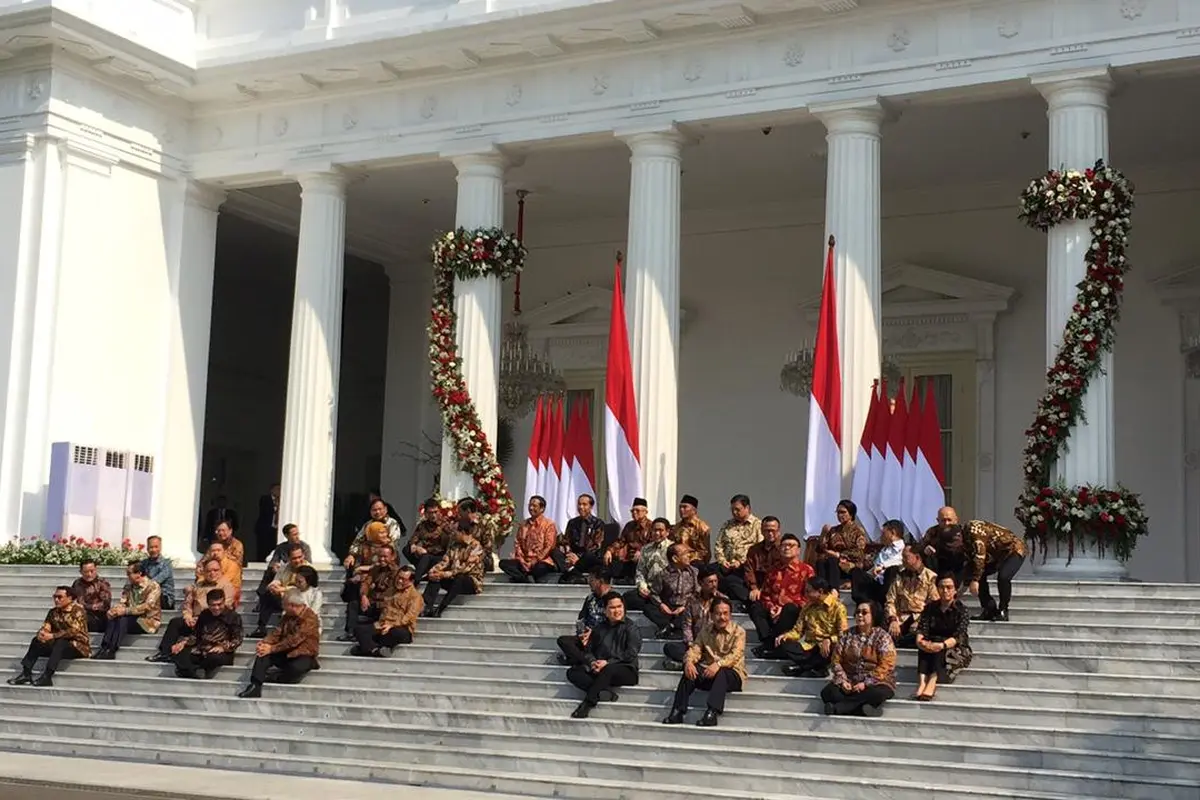Jelang pengumuman menteri, Presiden Jokowi dan Wapres Ma'ruf Amin duduk di veranda depan Istana Kepresidenan