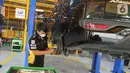 Teknisi memperbaiki mobil di B-Quik Pluit Village, Jakarta, Kamis (29/04/2021). Kehadiran B-Quik yang menempati area sekitar 400m2 di mal dapat melengkapi fasilitas dan keberagaman tenant. (Liputan6.com/Fery Pradolo)