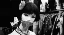 Manekin mengenakan masker di toko suvenir dekat Kuil Sensoji di Tokyo, (8/3/2020). (AP Photo / Jae C. Hong)