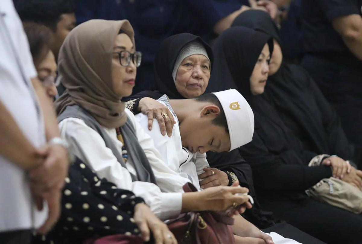 FOTO: Menteri KKP Pingsan saat Upacara Pelepasan Korban Kecelakaan ATR 42-500