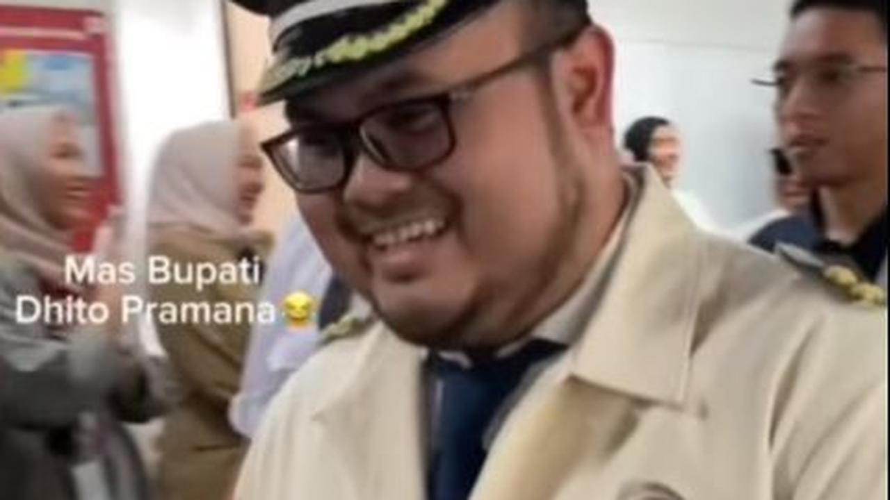 Di awal video publik disuguhkan seorang karyawan yang melakukan cosplay sebagai bupati, Dhitto Pramana. Lucunya, daripada mirip Dhitto karyawan ini justru mirip dengan Guru Gembul seorang Guru yang juga seorang Youtuber.