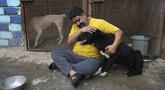 Jarang sekali seorang ulama bersorban di Iran menarik banyak penggemar di Instagram, tapi Sayed Mahdi Tabatabaei berhasil melakukannya dengan menyelamatkan anjing-anjing jalanan yang menentang tabu setempat. (AP Photo/Vahid Salemi)