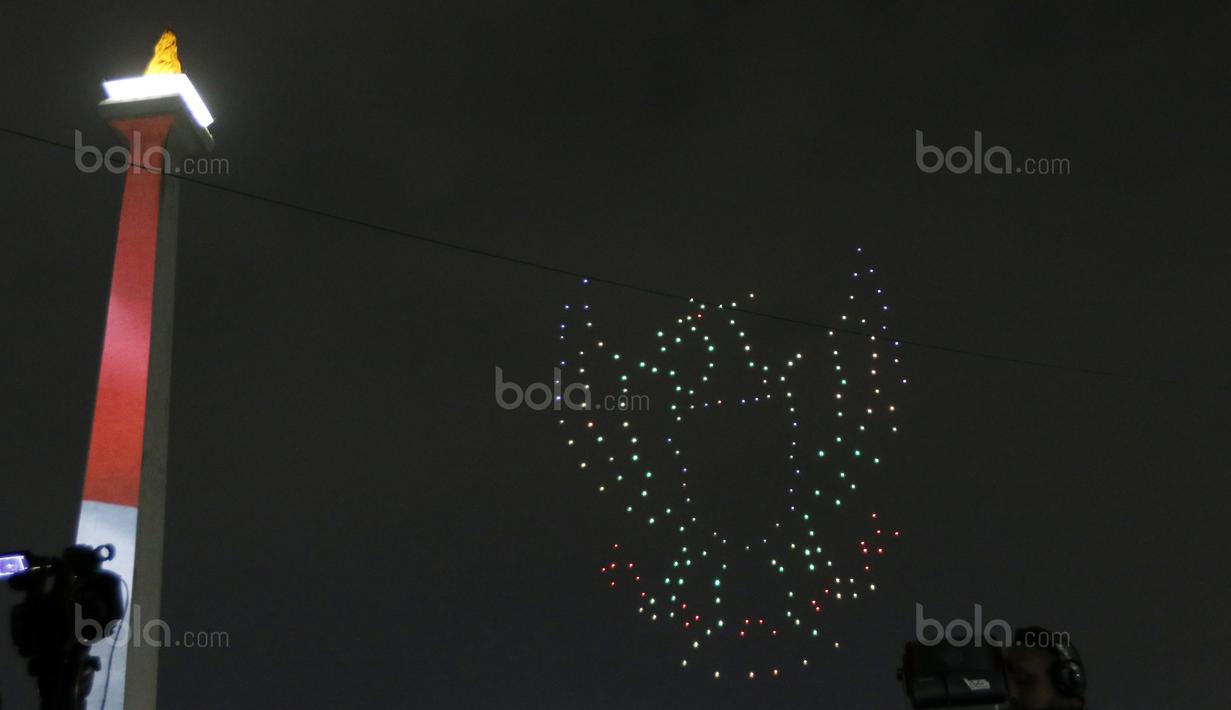 300 Drone membuat formasi lambang burung Garuda pada acara Countdown Asian Games 2018 di Silang Monas, Jakarta, (18/8/2017), Asian Games 2018 memiliki tema Energy Of Asia. (Bola.com/Nicklas Hanoatubun)