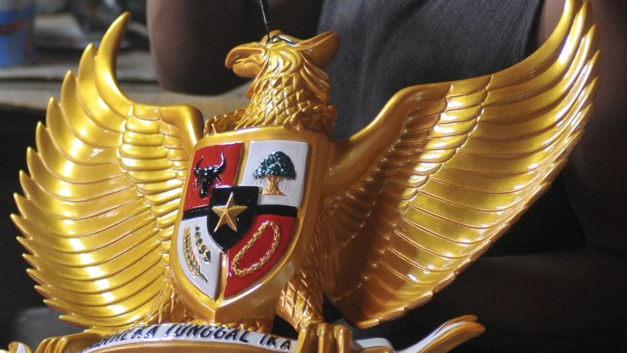 Kerajinan Garuda Pancasila tersebut terbuat dari bahan fiberglass. Foto: Merdeka.com/Imam buhori