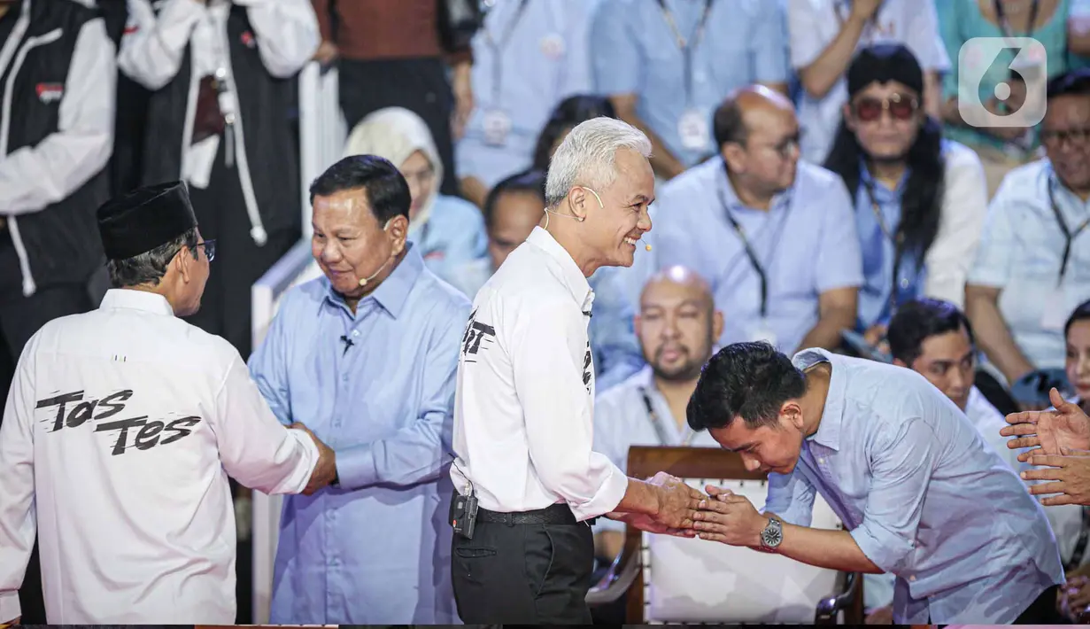 Calon wakil presiden 2024 nomor urut 2, Gibran Rakabuming Raka (kanan) menyalami calon presiden 2024 dengan nomor urut 3, Ganjar Pranowo. (Liputan6.com/Faizal Fanani)