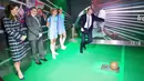 Kate Middleton memperhatikan Pengeran Wiliam beraksi menendang bola pada saat mengunjungi Museum Nasional Sepak Bola di Manchester, Inggris (14/10). Sepak bola merupakan bagian penting dari negara Inggris. (Reuters/Charlotte Graham)