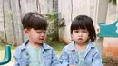 Zunaira putri dari Syahnaz dan Jeje Govinda tampil kompak dengan kembarannya Zayn, dalam balutan dress dan denim jacket. Manis banget! (Instagram/syahnazs).