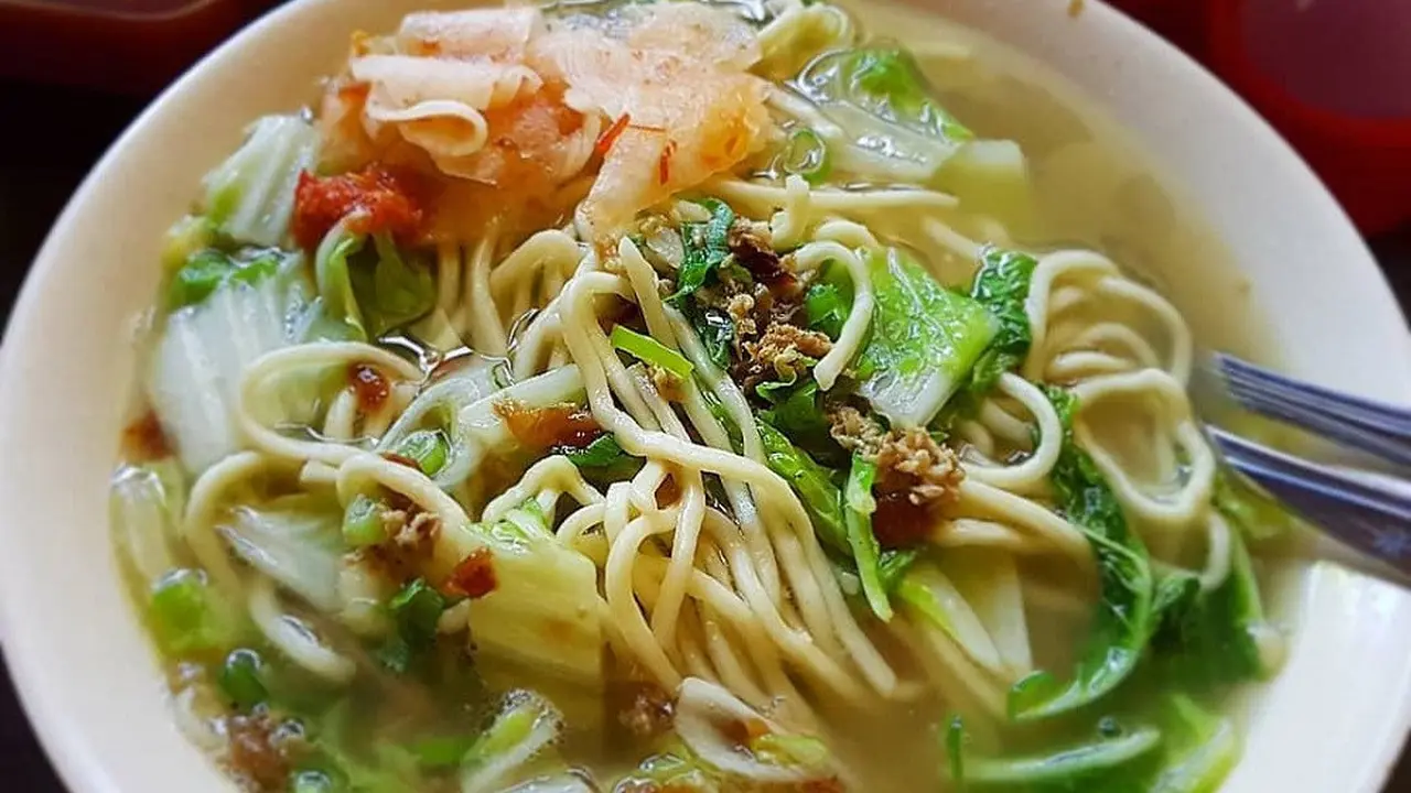 Sajian mie cakalang kuah dengan cita rasa yang menggugah selera.