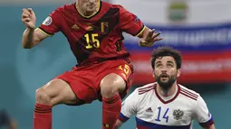 Gelandang timnas Belgia, Dries Mertens dan bek Rusia, Georgi Dzhikiya bersaing pada Matchday 1 Grup B Euro 2020 di Stadion Saint-Petersburg, Minggu (13/6/2021) dini hari WIB. Rusia berhasil mengandaskan Rusia 3-0 dengan dua gol dari Romelu Lukaku. (AP Photo/Kirill Kudryavtsev, Pool)