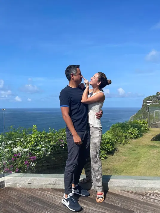 Jullie Estelle dan David Tjiptobiantoro (Instagram/julstelle)