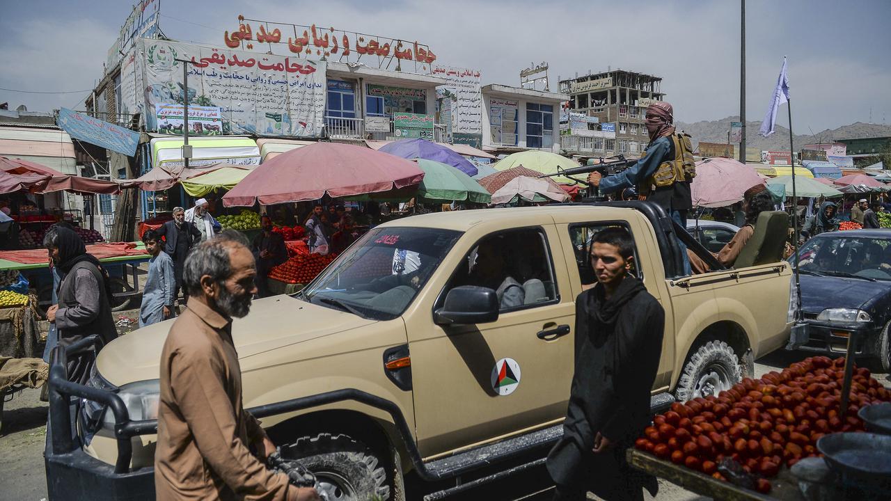 Patroli Pejuang Taliban di Kota Kabul