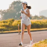Masih dalam olahraga lari, kali ini Gisel tampil serba putih. Dalam media sosialnya Gisel mengatakan bahwa ia senang menggeluti olahraga lari untuk membakar kalori. [Instagram/gisel_la]