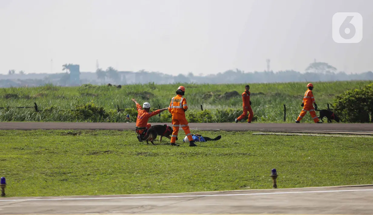 Anggota Polairud bersama tim SAR menunjukkan simulasi penyelamatan korban bencana saat perayaan HUT ke-69 Polairud di Mako Polairud, Pondok Cabe, Tangerang, Rabu (4/12/2019). Dalam simulasi tersebut turut dikerahkan helikopter hingga anjing K9. (Liputan6.com/Faizal Fanani)