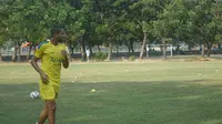 Thiago Furtuoso, striker asing baru Surabaya United saat latihan di lapangan Karebosi, Makassar, pada Senin (2/11/2015). (Bola.com/Zaidan Nazarul)