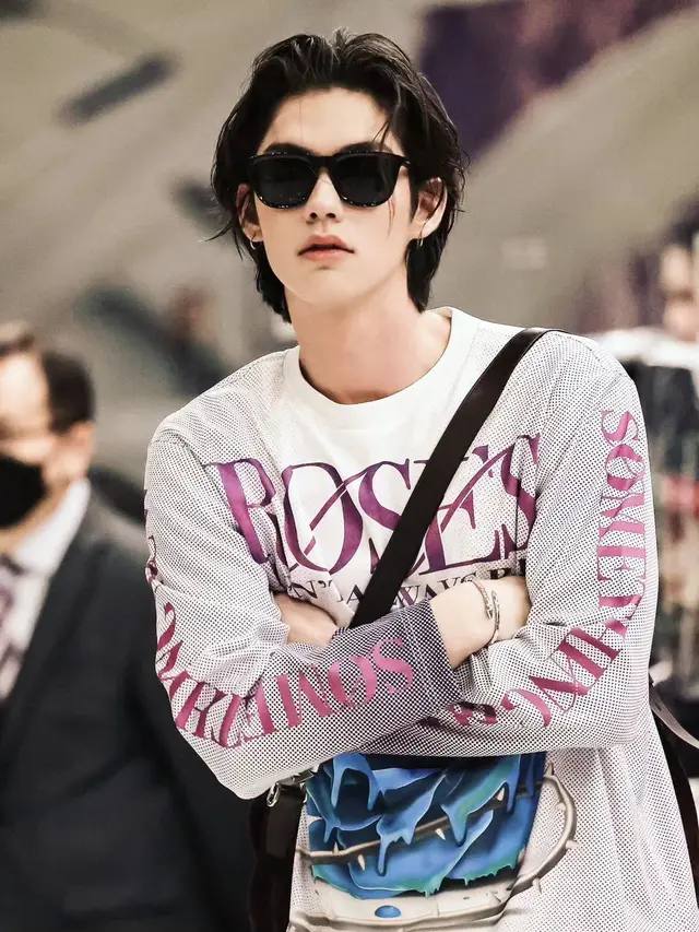 6 Potret Airport Fashion Seleb Thailand-Korea Berangkat ke London Fashion Week, Bright Vachirawit hingga  Jun Ji Hyun