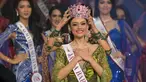 Harashta Haifa Zahra (depan) dari Jawa Barat menerima makhota Puteri Indonesia 2024 saat malam grand final Puteri Indonesia 2024 yang berlangsung di Jakarta Convention Center, Jumat (8/3/2024). (BAY ISMOYO/AFP)